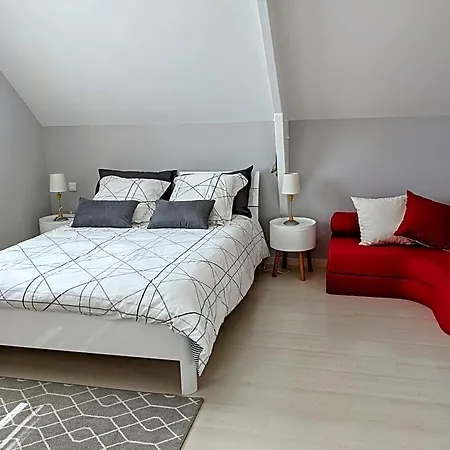 Les Hautes Marnes Circuit Le Mans Bed and Breakfast *
